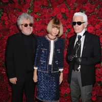 Pedro Almodóvar, Anna Wintour y Karl Lagerfeld en el homenaje a Pedro Almodóvar en el MoMA