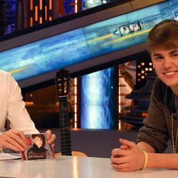 Justin Bieber y Pablo Motos muy sonrientes en 'El Hormiguero'