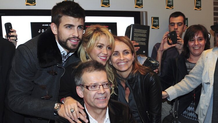 Piqué y Shakira con los padres de Gerard en la presentación de 'Dues Vides'