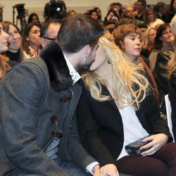 Gerard Piqué y Shakira besándose en la presentación de 'Dues Vides'