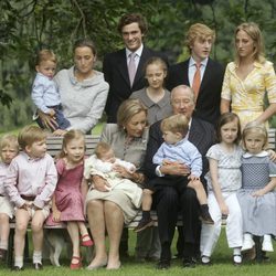 Los Reyes Alberto y Paola de Bélgica con todos sus nietos