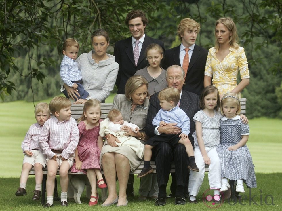 Los Reyes Alberto y Paola de Bélgica con todos sus nietos