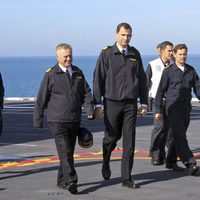 El Príncipe Felipe visita el buque 'Juan Carlos I' en Rota