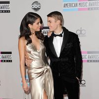 Selena Gomez y Justin Bieber muy cariñosos en los American Music Awards 2011