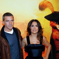 Antonio Banderas y Salma Hayek en la presentación de 'El gato con botas' en París