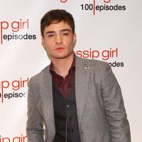 Ed Westwick en la fiesta de los 100 capítulos de Gossip Girl