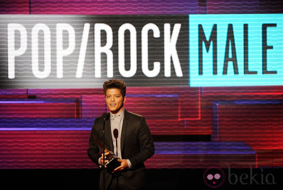 Bruno Mars recoge su premio en los American Music Awards 2011