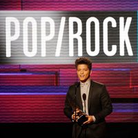 Bruno Mars recoge su premio en los American Music Awards 2011