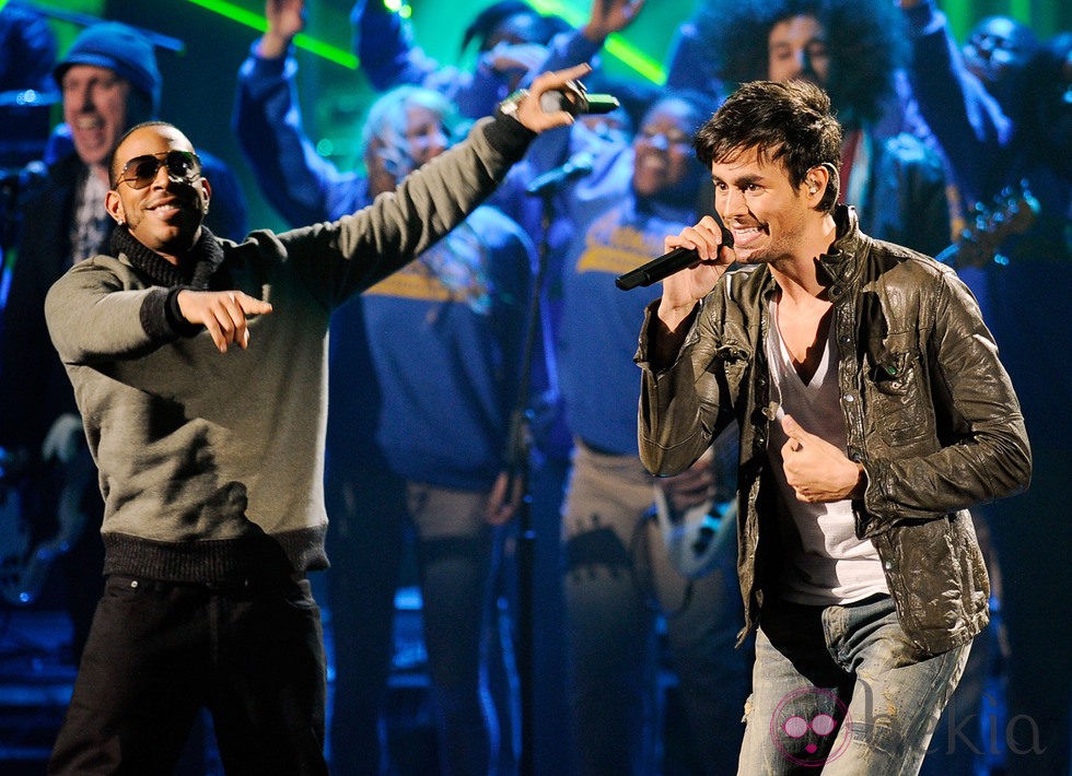 Actuación de Enrique Iglesias y Ludacris en los American Music Awards 2011