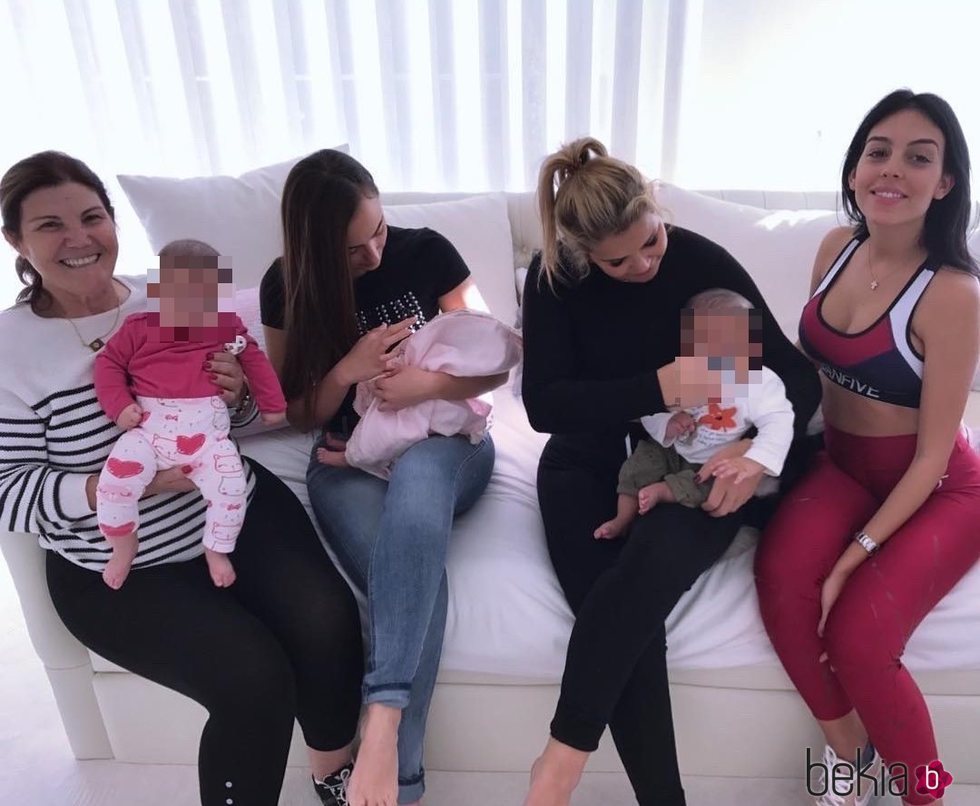 Katia y Dolores Aveiro con Georgina y los tres hijos de Cristiano Ronaldo