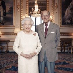 La Reina Isabel y el Duque de Edimburgo en un posado oficial por su 70 aniversario de bodas