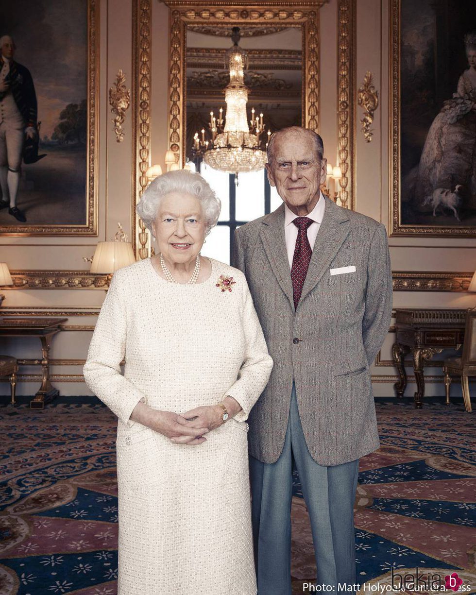 La Reina Isabel y el Duque de Edimburgo en un posado oficial por su 70 aniversario de bodas