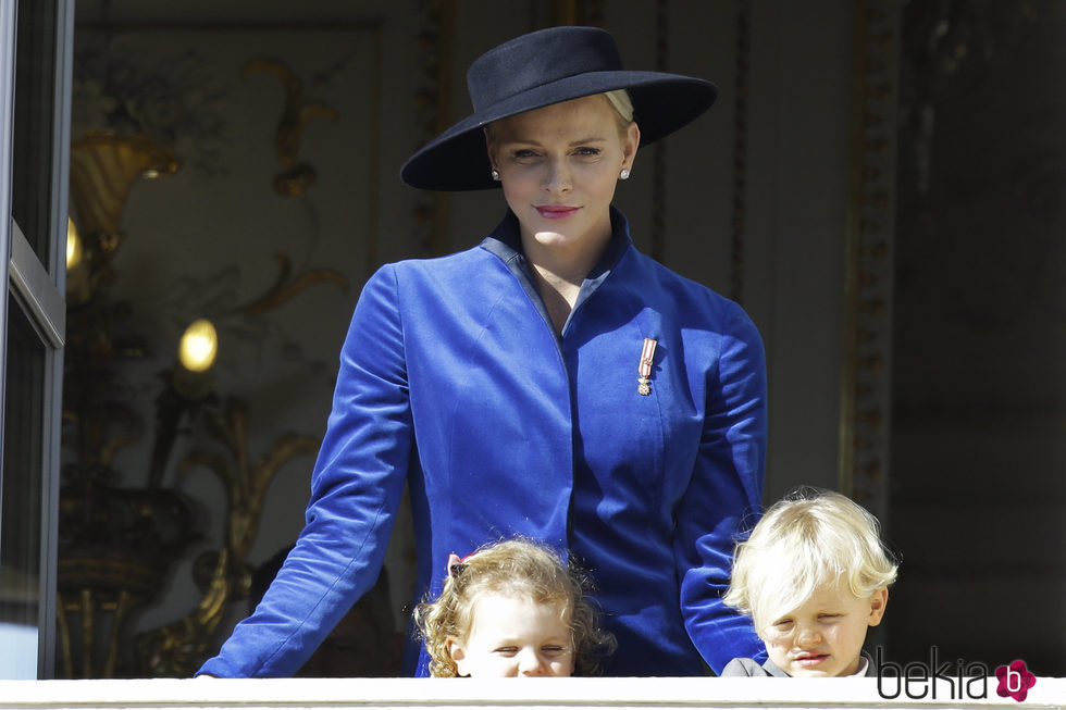 Charlene de Mónaco con sus hijos Gabriella y Jacques en el Día Nacional de Mónaco