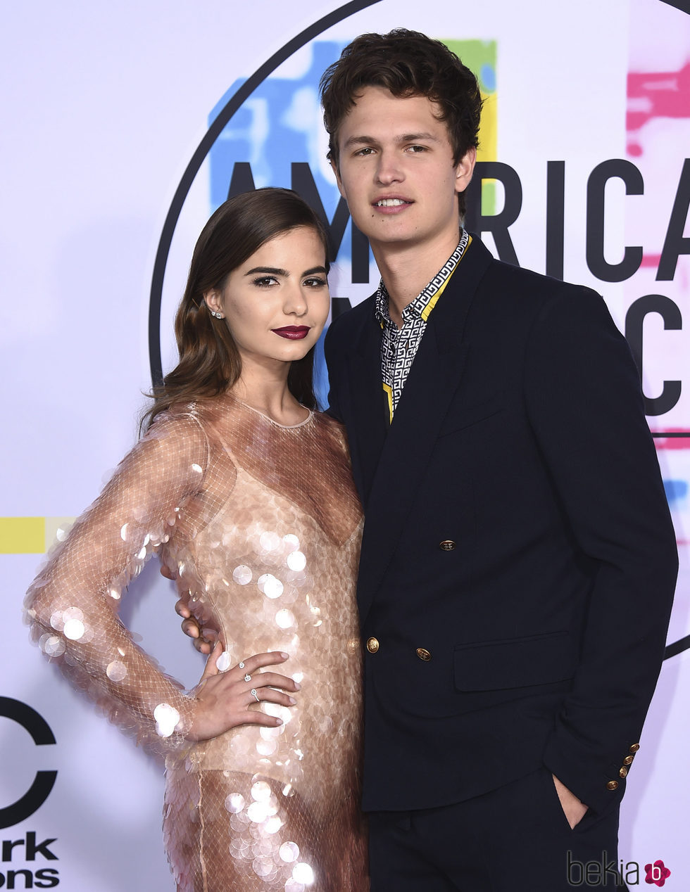 Ansel Elgort y Violetta Komyshan en los American Music Awards 2017