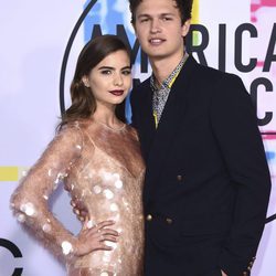 Ansel Elgort y Violetta Komyshan en los American Music Awards 2017