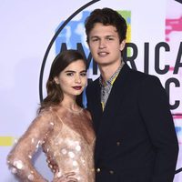 Ansel Elgort y Violetta Komyshan en los American Music Awards 2017