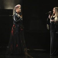 Pink y Kelly Clarkson actuando en los American Music Awards 2017