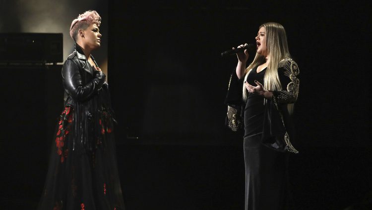 Pink y Kelly Clarkson actuando en los American Music Awards 2017