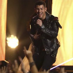 Nick Jonas actuando en los American Music Awards 2017