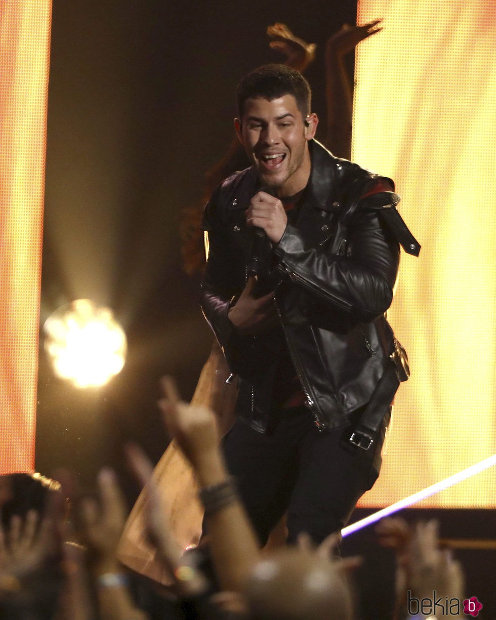 Nick Jonas actuando en los American Music Awards 2017