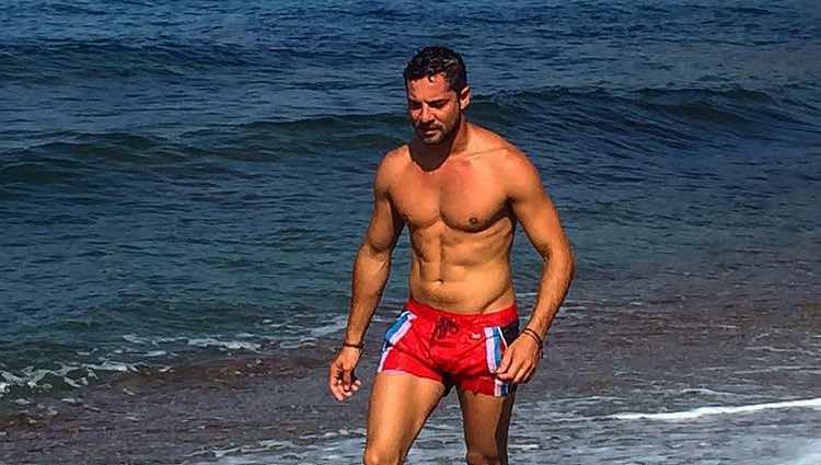 David Bisbal paseando por una playa del Cabo de Gata