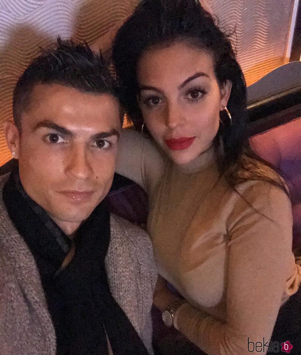 Cristiano Ronaldo y Georgina Rodríguez haciéndose una selfie romántica