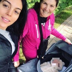 Georgina Rodríguez y Dolores Aveiro disfrutando de un paseo