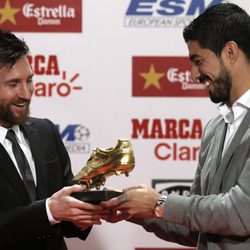 Leo Messi recibiendo su cuarta Bota de Oro de la mano de Luis Suárez