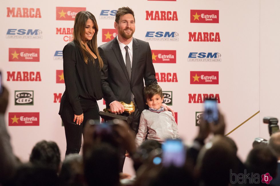 Leo Messi recogiendo su cuarta Bota de Oro junto a su mujer Antonella Roccuzzo y su hijo Mateo