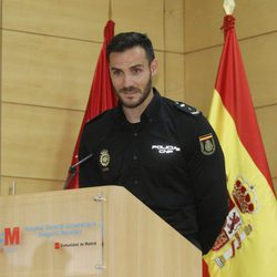 Saúl Craviotto dando una charla de Policía