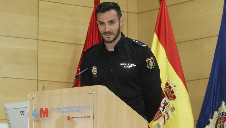 Saúl Craviotto dando una charla de Policía