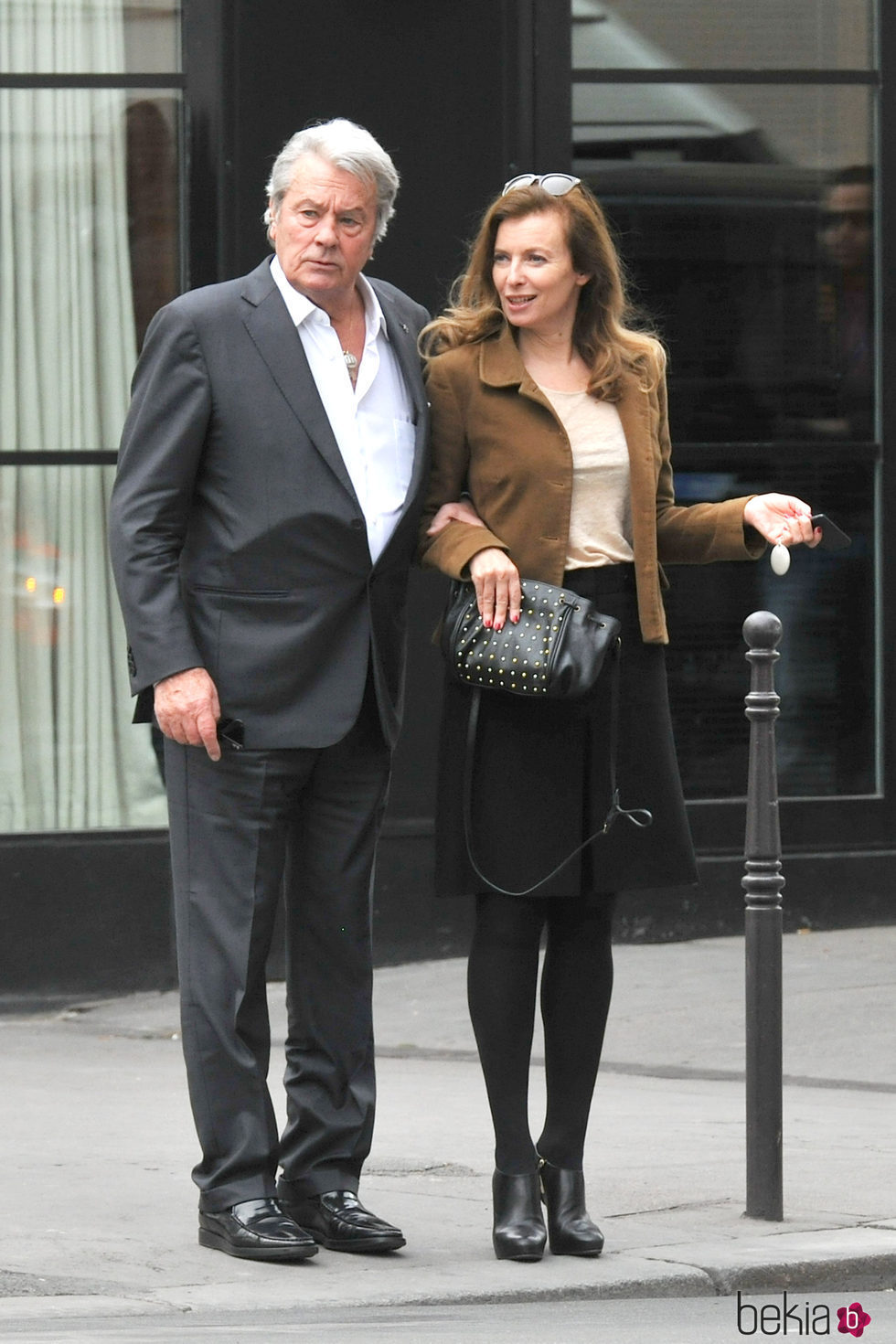 Alain Delon y Valerie Trierweiler en las calles de París