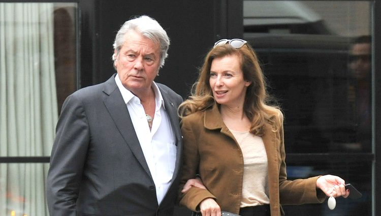 Alain Delon y Valerie Trierweiler en las calles de París