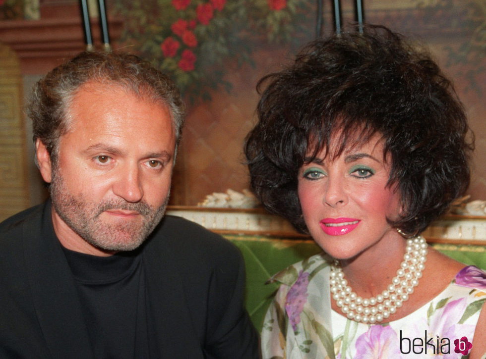 Gianni Versace junto a Elizabeth Taylor