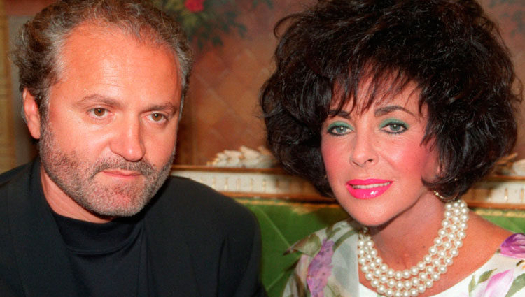 Gianni Versace junto a Elizabeth Taylor