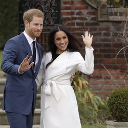 El Príncipe Harry y Meghan Markle durante el posado oficial tras el anuncio de compromiso