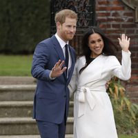 El Príncipe Harry y Meghan Markle durante el posado oficial tras el anuncio de compromiso