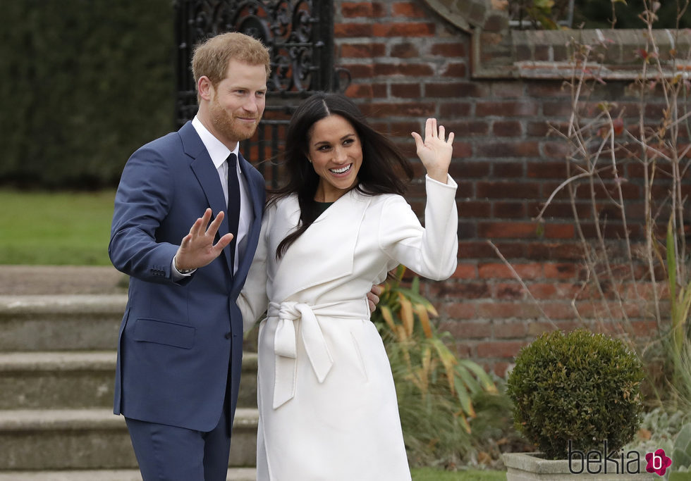 El Príncipe Harry y Meghan Markle durante el posado oficial tras el anuncio de compromiso