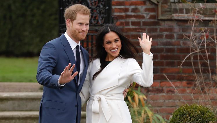 El Príncipe Harry y Meghan Markle durante el posado oficial tras el anuncio de compromiso