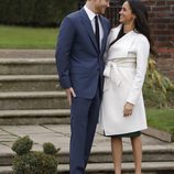 El Príncipe Harry y Meghan Markle se miran cariñosos en el posado oficial tras el anuncio de compromiso