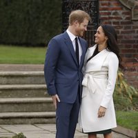 El Príncipe Harry y Meghan Markle se miran cariñosos en el posado oficial tras el anuncio de compromiso