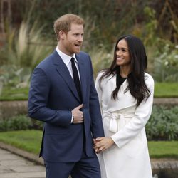 Harry de Inglaterra y Meghan Markle en su posado oficial como prometidos