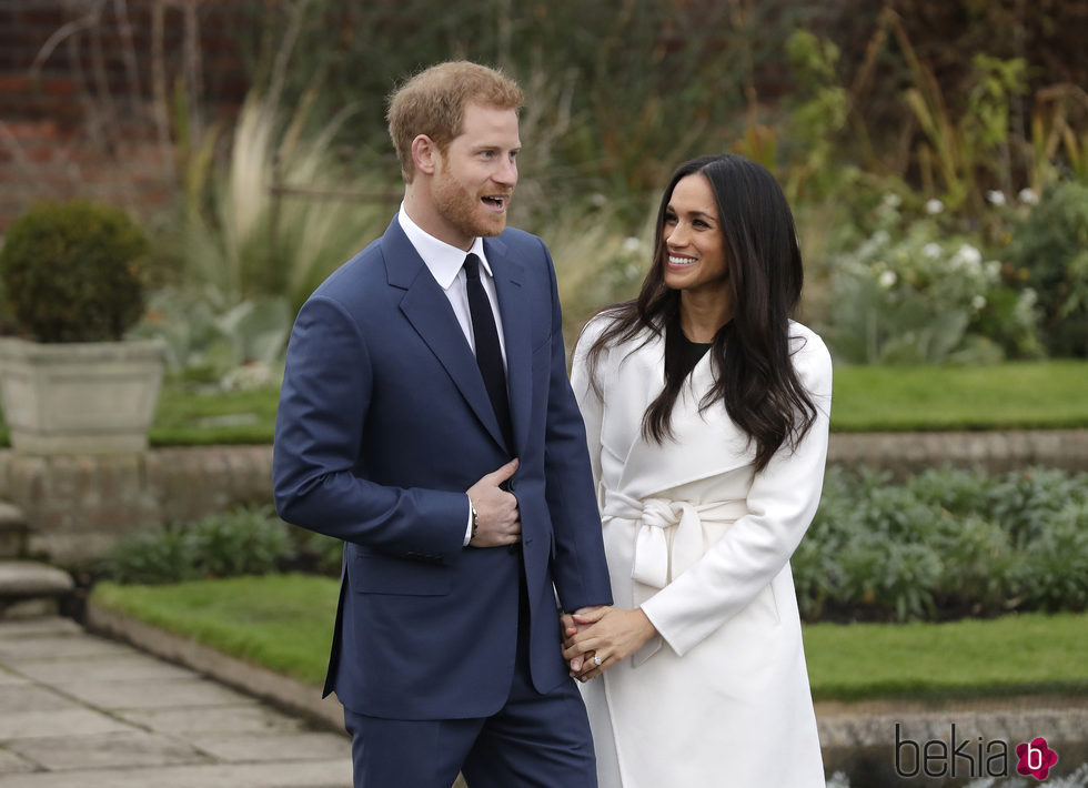 Harry de Inglaterra y Meghan Markle en su posado oficial como prometidos