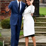 El Príncipe Harry y Meghan Markle en su posado en Kensington Palace tras anunciar su compromiso