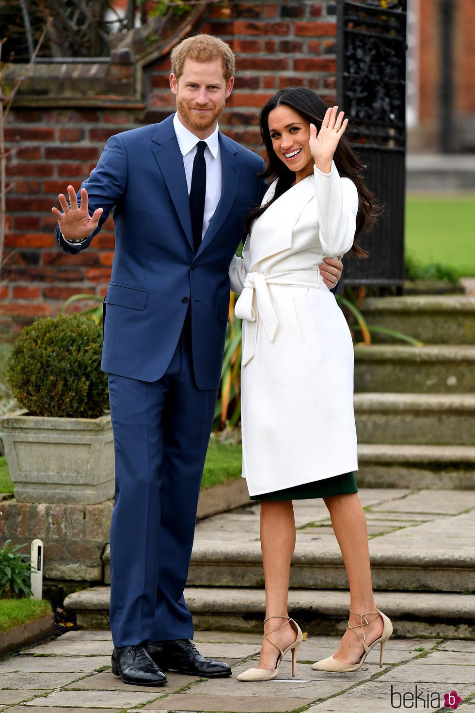 El Príncipe Harry y Meghan Markle en su posado en Kensington Palace tras anunciar su compromiso