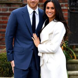 Foto del posado oficial del Príncipe Harry de Inglaterra y Meghan Markle