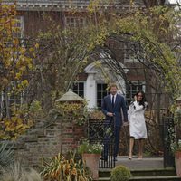 El Príncipe Harry de Inglaterra y Meghan Markle aparecen en su posado oficial