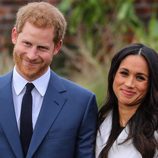 El Príncipe Harry de Inglaterra y Meghan Markle, divertidos en su posado oficial