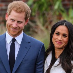 El Príncipe Harry de Inglaterra y Meghan Markle, divertidos en su posado oficial