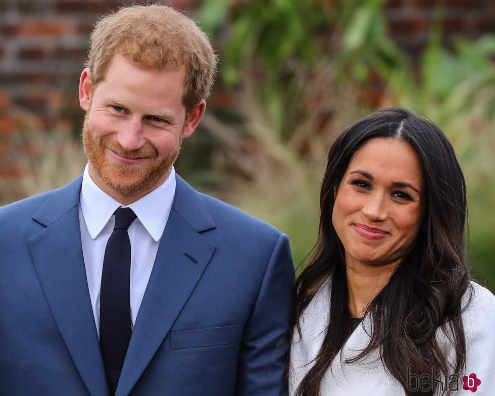 El Príncipe Harry de Inglaterra y Meghan Markle, divertidos en su posado oficial